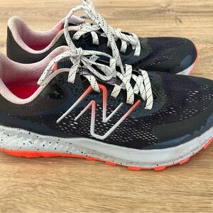 New Balance Women's Dark Navy blue and Coral Athletic Shoes size Women’s 9